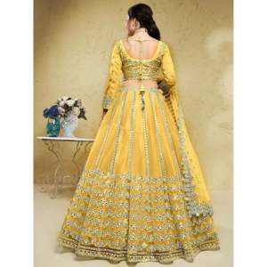 Lehenga Choli con red de trabajo en lámina magnética amarilla y Dupatta para boda - Product Image 3