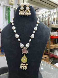 Parure Collier et Boucles d'Oreilles Vintage en Laiton Plaqué avec Perles, Zircon et Pendentif Vert – Bijoux Cadeau de Mariage pour Femme - Product Image 1