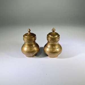 Ensemble de 2 salières et poivrières portables en laiton, accessoires de table décoratifs, salière sur pied, artisanat en métal - Product Image 2