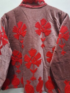 เสื้อแจ็คเก็ตปักลายสีแดงร้อนแรง สไตล์วินเทจ ผ้ากำมะหยี่ปักลาย สำหรับผู้หญิง เสื้อแจ็คเก็ตงานฝีมือลายดอกไม้ - Product Image 6