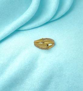 Anillo Ondulado Perforado en Oro Amarillo con Doble Hilera de Diamantes Pavé, Banda Texturizada Sofisticada, Joyería Fina para Mujer - Product Image 2