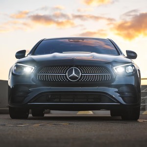 Mercedes Classe E Voiture de Luxe Design Élégant Intérieur Luxueux Performances Fiables Stabilité Routière Optimale Vente Flash Maintenant - Product Image 1