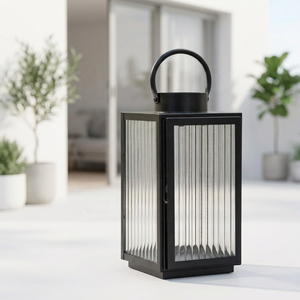 Lanterne à bougie élégante en métal noir avec verre côtelé pour la décoration de la maison et les mariages - Product Image 1