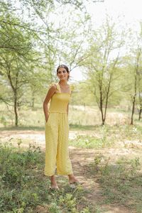 Vestido Amarillo con Estampado de Puntos, Cuello Cuadrado, Sin Mangas, con Volantes, Ajustado, Casual, Veraniego, Tejido Transpirable, Elegante para Mujer - Product Image 3