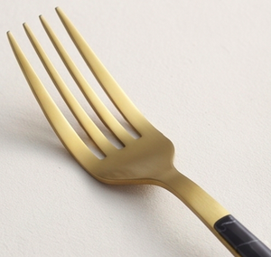 Ensemble de couverts Gold Head avec manche noir design, élégants pour dîner, dessert, salade, cuisine, mariage et restaurant - Product Image 2