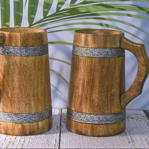 Juego de jarras de cerveza de madera artesanales con bandeja, jarras rústicas de madera con asa y bandas metálicas a precio mayorista - Product Image 1