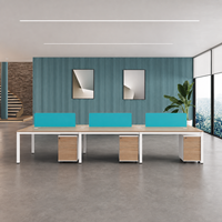 Poste de travail de bureau moderne pour six personnes à usage commercial, avec dessus en bois clair, panneaux d'intimité Aqua, cadres blancs et tiroir à dossiers mobile