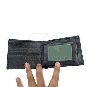 Portefeuilles en cuir texturé serpent multi-compartiments pour usage professionnel, en vente - Product Image 4