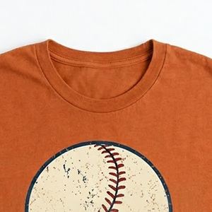 Camiseta unisex color naranja óxido con estampado de bate y pelota de béisbol, cuello redondo, manga corta, estilo casual, algodón, corte regular, para todas las estaciones. - Product Image 3