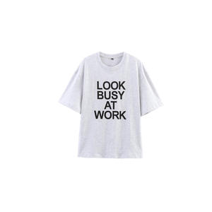 เสื้อยืดลายข้อความสำหรับผู้ชายและผู้หญิง รุ่น Look Busy At Work ปี 2026 สีขาวสว่าง ทรงโอเวอร์ไซส์ ลายตัวอักษรสีดำ สไตล์ลำลองสำหรับใส่ทำงาน - Product Image 1