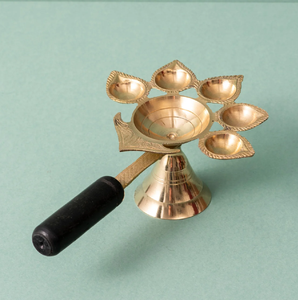 Diya Panch Aarti en laiton à plusieurs mèches, avec un récipient central pour l'huile, décoré de feuilles, sur un support conique, à prix de gros - Product Image 1
