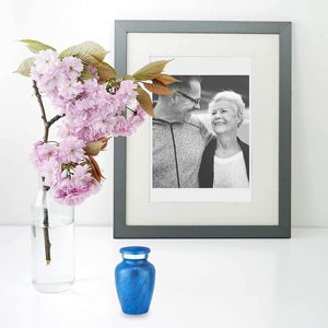 Ensemble de 4 petites urnes commémoratives bleues assorties pour cendres humaines |   Mini urnes funéraires pour cendres, quatre sacs de transport en velours, entonnoir en papier - Product Image 4