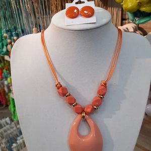 Collier en résine fait main de qualité supérieure pour femmes, pendentif en résine artistique unique, collier tendance moderne pour tous les jours - Product Image 6