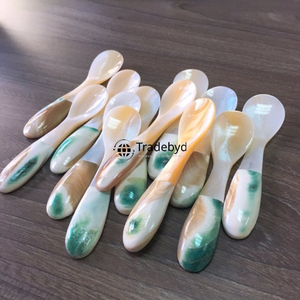 Cuillère élégante incrustée de nacre, accessoire de table haut de gamme par Tradebyd - Product Image 2