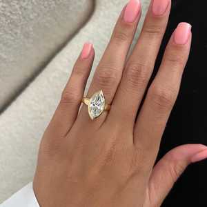 Bague de fiançailles en or jaune 5 mm avec diamant de laboratoire marquise de 3 carats, sertie à la closière chanfreinée, ajustement parfait, certifiée IGI - Product Image 2