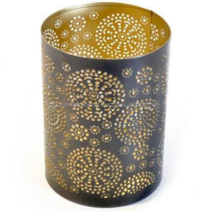 Bougeoirs votifs ronds en fer avec revêtement intérieur en or et extérieur en poudre noire fini pour la décoration intérieure - Product Image 1