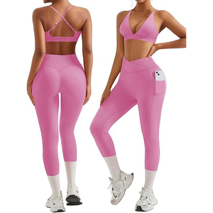 Conjunto de Yoga para Mujer en Tonos Verde Bosque y Rojo Frambuesa, Bra Deportivo y Leggings de Cintura Alta, Colores Profundos Inspirados en la Naturaleza, Nailon y Spandex - Product Image 1