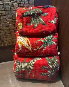 Set de Bolsas de Maquillaje y Artículos de Aseo de Algodón Acolchado con Estampado Indio - Product Image 4