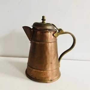 แก้วทองแดงทรงกระบอกสูง ด้ามจับโค้งมน ฐานขัดเงา ป้องกันการรั่วซึม เป็นมิตรกับสิ่งแวดล้อม ผลิตด้วยมือ ยี่ห้อ Skies Trader Luxury Hammered Copper Mug - Product Image 2