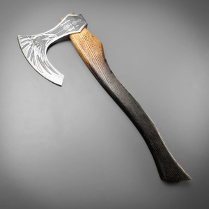 UMAR FAROOQ Hache Viking Industrielle Faite Main Personnalisée, Tête d'Hache Corbeau, Lame en Acier au Carbone à Dos Plat et Barbu, Manche en Bois, 16 pouces, 3 livres - Product Image 1
