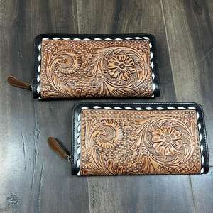 Expo de Marzo 2026: Cartera de cuero de vaca occidental hecha a mano con detalles florales y aspecto elegante, perfecta para fiestas y como tarjetero. - Product Image 4