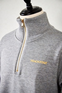 Sudadera de Mujer Color Rosa Pastel con Cierre de Cremallera, Estampado de Letras Negras Trackstar y Detalles Dorados - Product Image 3