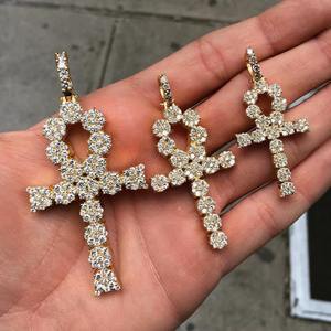 Colgante de microcruz de moissanita en oro y plata de ley para fiesta, con dije de diamante - Product Image 1