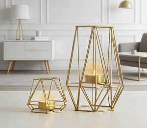 Portavelas Geométrico de Metal Dorado para Velas de Té - Candelabro Poligonal Moderno Hecho a Mano y Ecológico para Centro de Mesa - Product Image 3