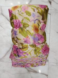 Tissu satiné imprimé très demandé avec des motifs vibrants pour la production de vêtements, disponible au prix d'usine - Product Image 2