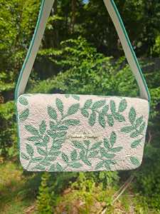 Bolso de Hombro Artesanal de Lino con Cuentas Florales, Impermeable y Ecológico, con Estampado Digital de Hojas Verdes sobre Base Blanca - Product Image 4