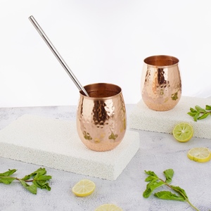 Ensemble de deux gobelets en cuivre faits à la main, finition martelée moderne - Product Image 2