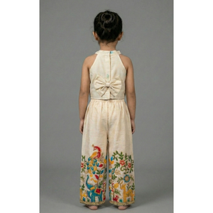 Conjunto étnico sin mangas para niños en algodón khadi con top corto con cuello halter y bordado floral y dori, y pantalón largo. - Product Image 3
