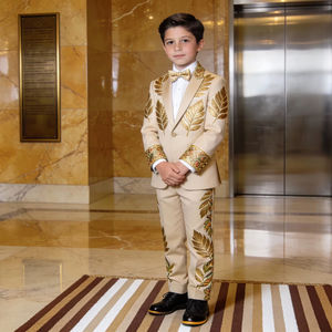 Ensemble de costume brodé crème pour garçons avec motif feuille dorée – Smoking formel pour mariage et fête pour enfants - Product Image 1