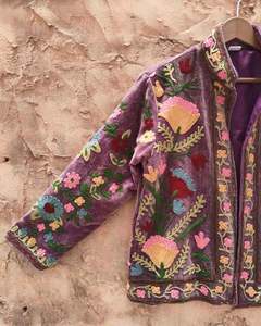 Veste courte d'hiver pour femme, brodée à la main style Suzani, avec rembourrage en coton matelassé, idéale pour la plage ou l'hiver - Product Image 5