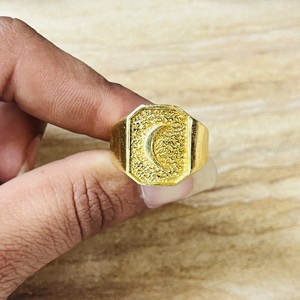 Bague Chevalière de Luxe au Design Céleste en Laiton pour Hommes, Plaqué Or 18 carats, Bijoux Lune, Bague Géométrique pour le Petit Doigt, Vente en Gros/OEM/ODM - Product Image 2