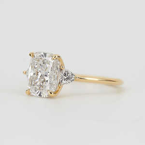 Anillo de compromiso de tres piedras de oro de 14k con diamantes de laboratorio de corte almohada alargado y corte trillón, joyería fina hecha a mano, anillo trilogía de lujo - Product Image 4