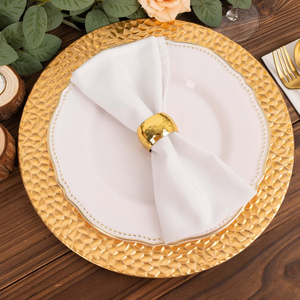 Assiettes de présentation dorées métalliques à bord martelé, élégantes et texturées, pour la décoration de table de dîner lors de mariages, événements et banquets - Product Image 4