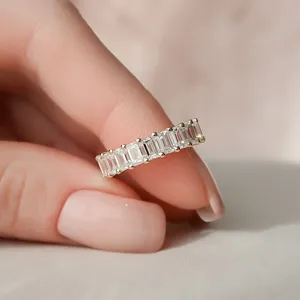 Anillo de Eternidad con Diamantes Cultivados en Laboratorio con Corte Esmeralda Oramara, Certificado por IGI - Product Image 1
