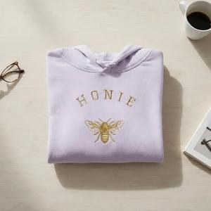 HONIE Sweat à capuche avec illustration d'abeille - Product Image 4