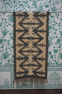Tapis de sol Kilim tissé à la main, motif géométrique aztèque monochrome noir ivoire, en laine, pour couloir, chevet ou comme tapis d'appoint - Product Image 2