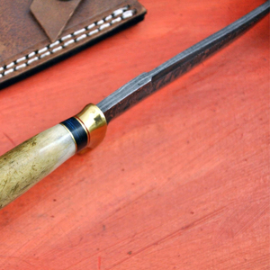 Cuchillo de Camping de Acero de Damasco Forjado a Mano con Borde Parcialmente Dentado, Cuchillo Desollador Ligero y Duradero con Mango de Cuerno de Ciervo - Product Image 4
