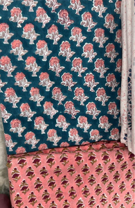 Tissu en coton imprimé à la main, motif floral Buta vert sarcelle et pêche, doux et respirant, idéal pour la confection de robes, de Kurta et la décoration intérieure. - Product Image 6