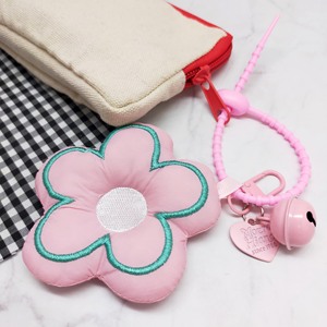 Adorables llaveros de peluche con forma de flor, un accesorio adorable para realzar tus bolsos o llaves. - Product Image 4