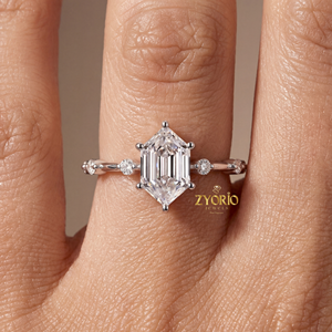 Anillo de compromiso y boda contemporáneo de plata 925 con diamante hexagonal de corte escalonado cultivado en laboratorio y engaste de garra de línea limpia - Product Image 3