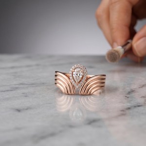 Anillo Halo Premium con Moissanita Corte Pera de 0.50CT, Plata de Ley 925 Original con Baño de Oro Rosa, Elegante Regalo de Boda para Fiestas - Product Image 1