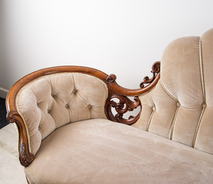 Chaise longue de luxe en velours capitonné avec des motifs rococo classiques et des roulettes en laiton - Product Image 5