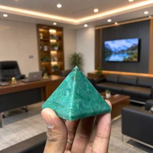 Figurine en pierre précieuse naturelle verte en forme de pyramide, pierre polie, ornement pour la méditation, le Reiki, le Feng Shui, la décoration de la maison - Product Image 3