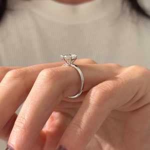 Bague de fiançailles en or blanc avec diamant rond brillant de laboratoire de 2 carats E VVS2, halo caché, certifiée IGI - Product Image 6