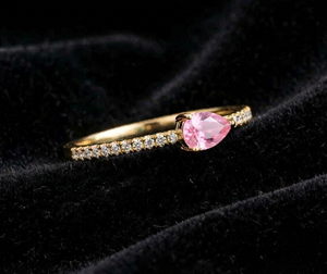 Bague éthérée en saphir rose cultivé en laboratoire de forme poire et diamants ronds cultivés en laboratoire pour mariage et soirée, en or jaune 14 carats, bijoux fins - Product Image 2