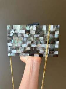 Bolso de mano de lujo con paneles geométricos de nácar, detalles de perlas y cristales, y marco en tono dorado. - Product Image 2